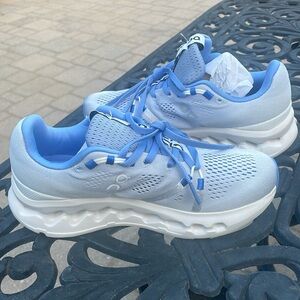 Women’s size 6 On Cloud Cloud Surfer Sneakers